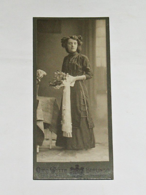 Foto "Junge Frau mit Blumenstrauß" ~ um 1900