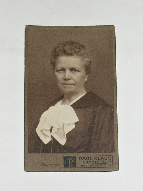 CDV-Foto "Frau in markantem Kleid" um 1910
