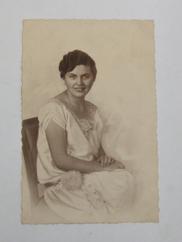 Foto "hübsche, junge Frau" von 1926