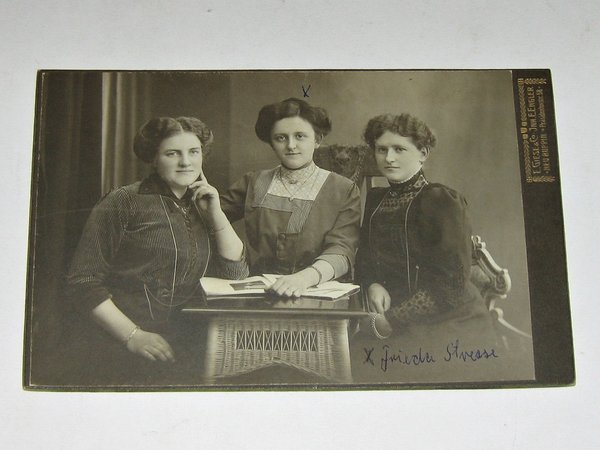 Kabinettfoto "drei junge Frauen" ~ um 1910