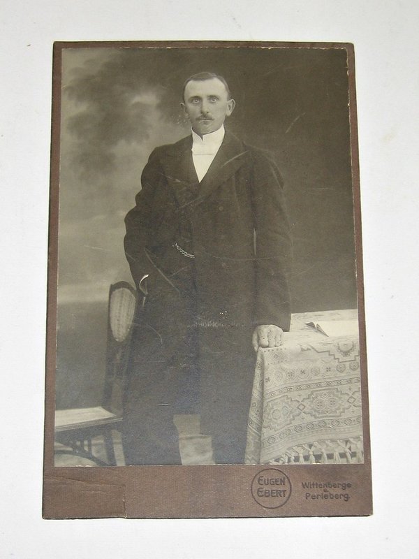Kabinettfoto "Mann in schwarzem Mantel" ~ um 1910